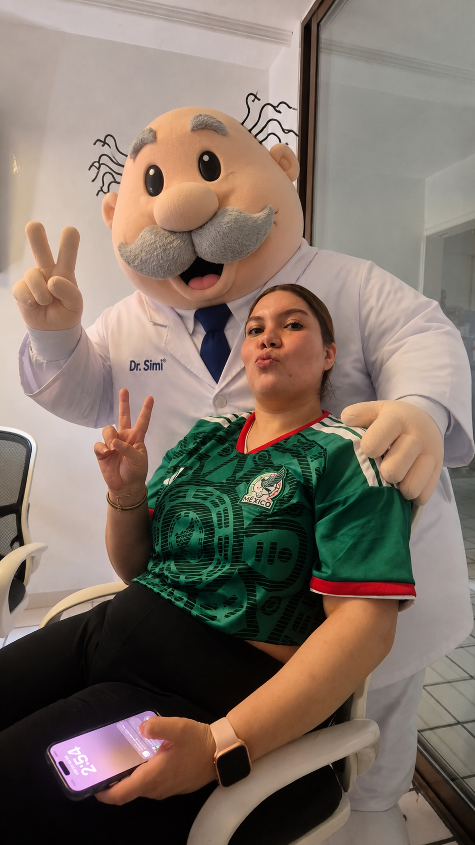 Jessy junto al Dr. Simi